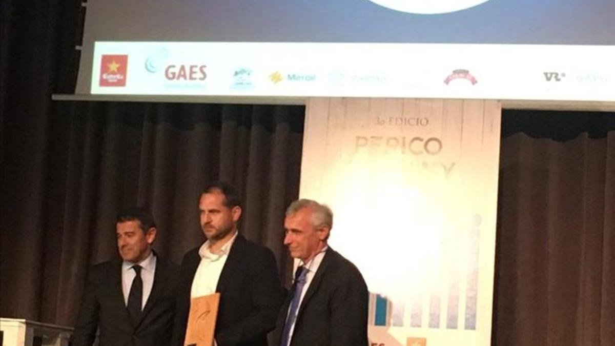 Perarnau recibió el premio de manos de Agustí Cordón, consejero delegado de Grupo ZETA, y del vicepresidente del Espanyol, Carlos García Pont