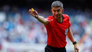 GRAF3991. MADRID, 19/05/2019.- El colegiado Alberto Undiano Mallenco arbitra su último partido antes de retirarse, el que disputan el Real Madrid y el Betis, de la trigésima octava jornada de LaLiga que se disputa esta mañana en el estadio Santiago Bernabéu. EFE/ Emilio Naranjo