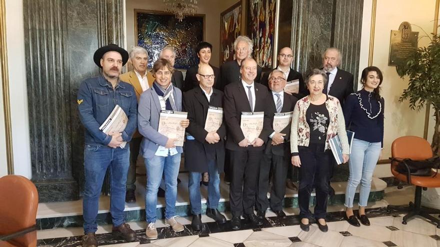 El rector y los colaboradores de la revista.