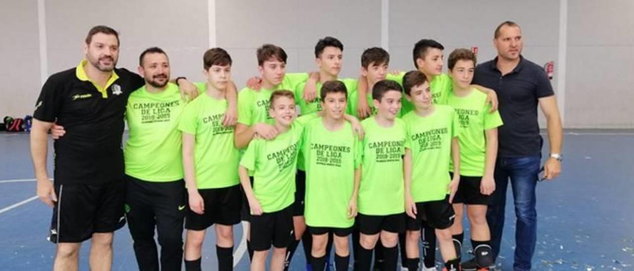 El equipo infantil del Alaquàs Futsal junto a sus entrenadores tras la victoria cosechada.