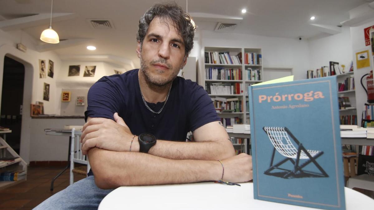 Antonio Agredano junto a su novela, &#039;Prórroga&#039;.