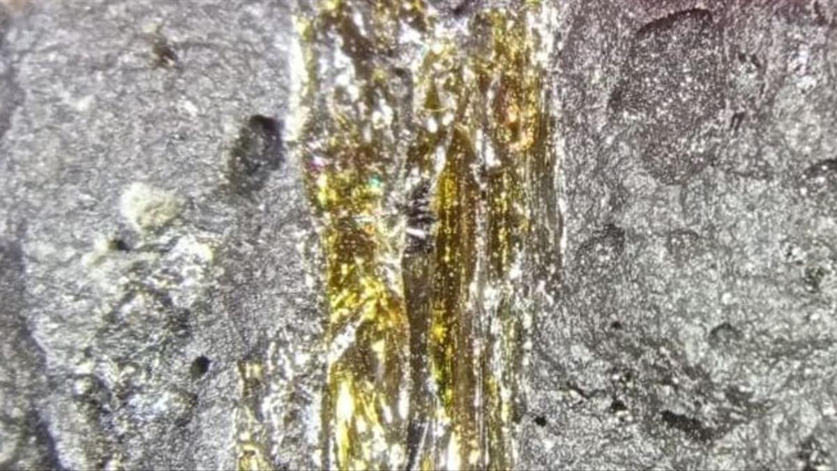 Cristal de olivino encontrado en las lavas del nuevo volcán de La Palma.