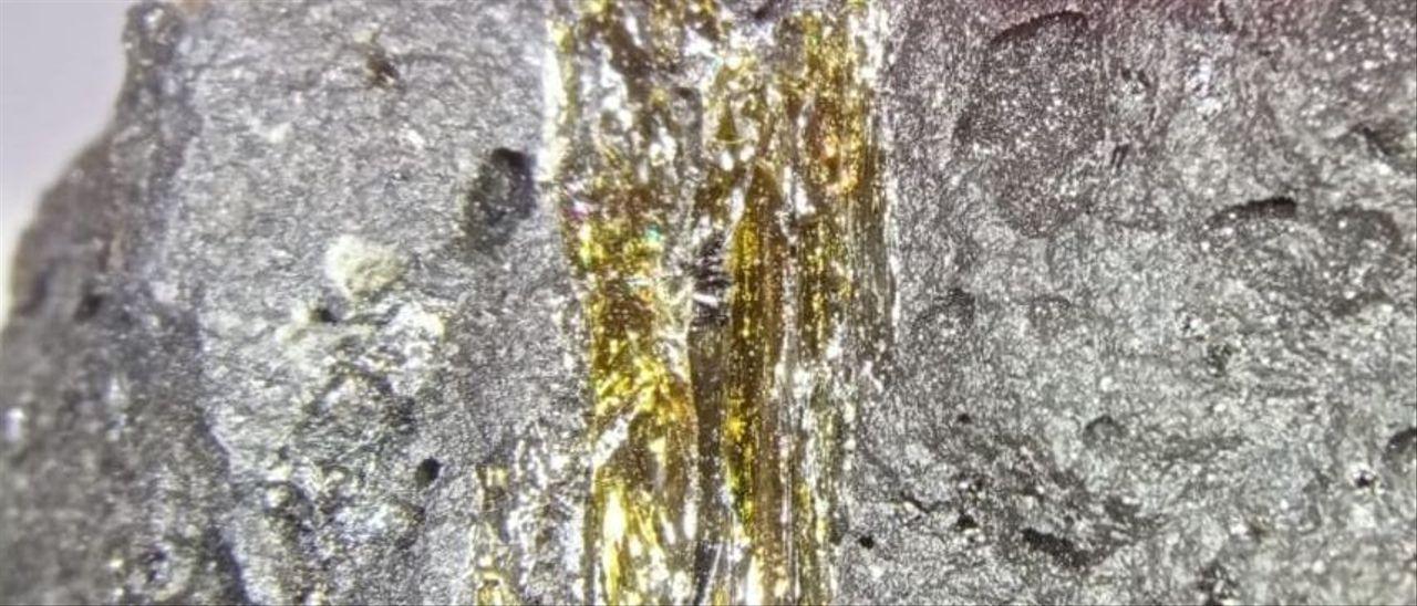 Cristal de olivino encontrado en las lavas del nuevo volcán de La Palma.