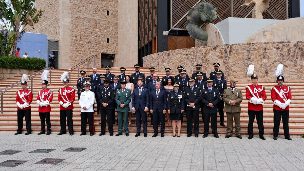 El alcalde, Augusto Hidalgo, y el concejal de Seguridad y Emergencias, Josué Íñiguez, junto a los condecorados y condecoradas