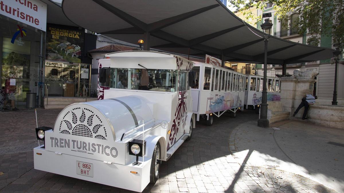 Tren turístico de Xàtiva junto a la Oficina de Turisme de la capital de la Costera.