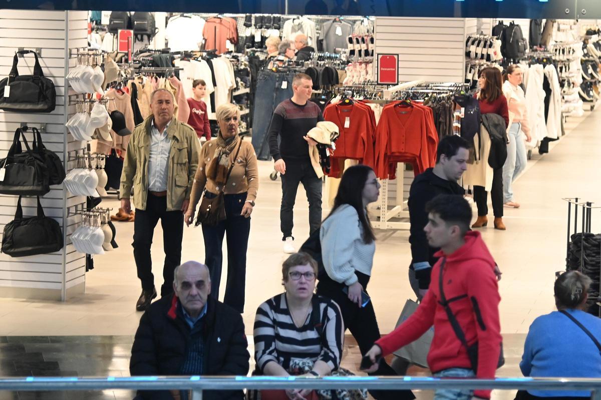 Gente comprando en el centro comercial Salera de Castelló.-