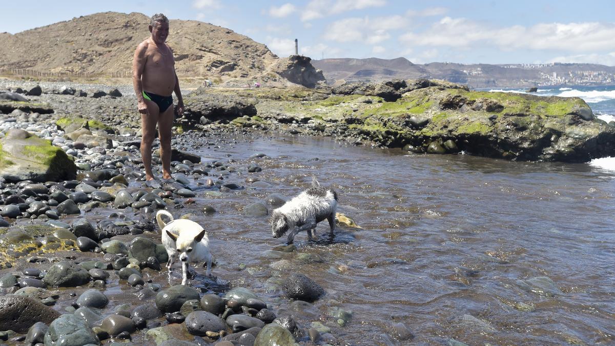 Playa para perros en la costa de Jinámar