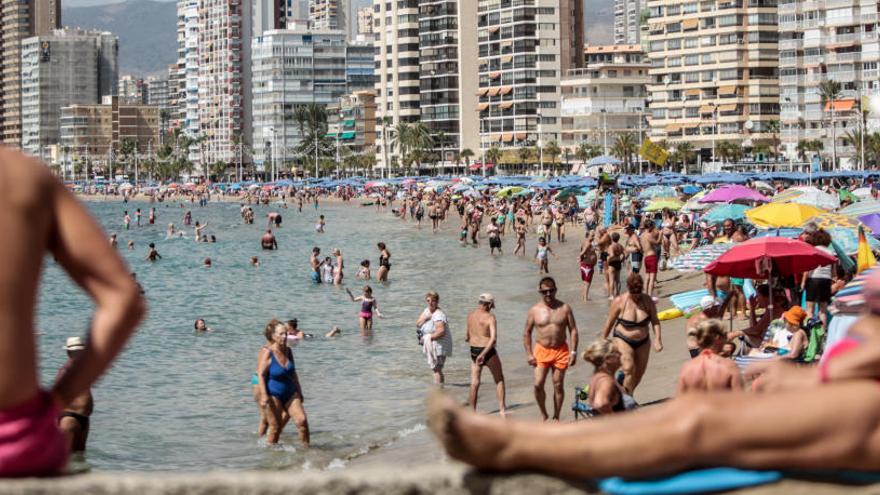 Turistas llenando las playas de Benidorm