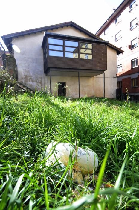 Suciedad del botellón en la Casa Duró, en Mieres