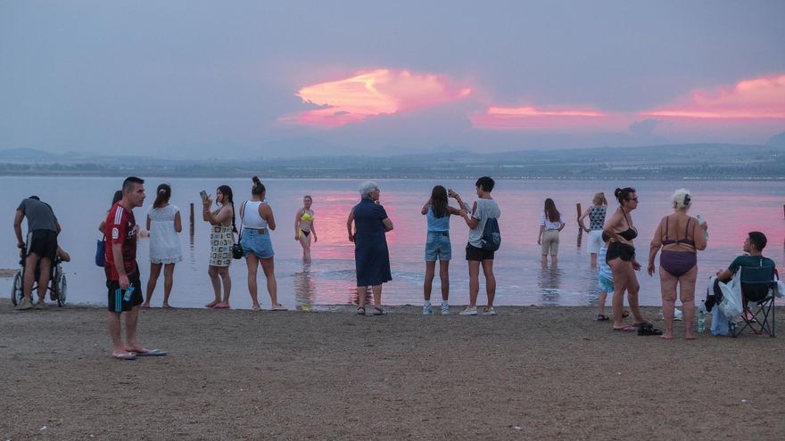 La laguna rosa de Torrevieja se satura de gente en busca del atardecer perfecto