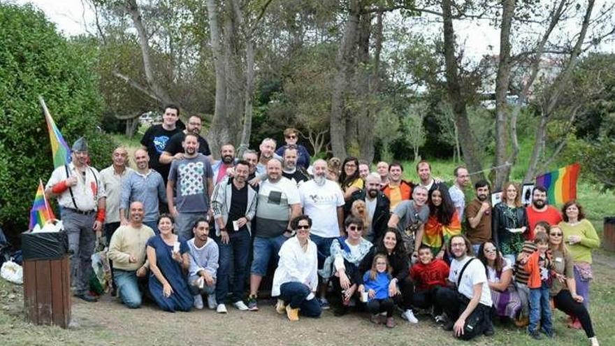 Asistentes al Maripicnic, en el merendero de As Lapas.