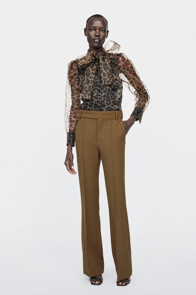 Blusa de Zara con transparencias y estampado de leopardo