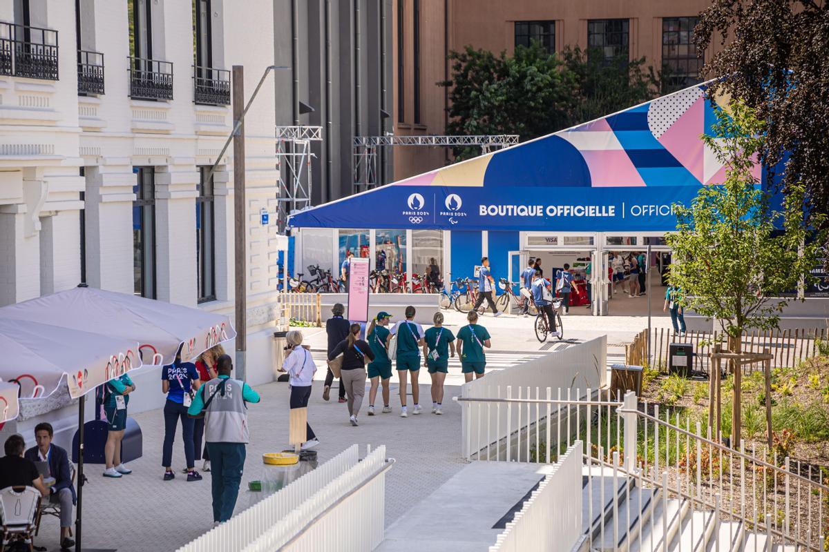 Saint Denis (France), 18/07/2024.- People walk at the Athletes Village of the Paris 2024 Olympic Games in Saint Denis, France, 18 July 2024. The Summer Olympics are scheduled to take place from 26 July to 11 August 2024 in Paris. (Francia) EFE/EPA/CHRISTOPHE PETIT TESSON