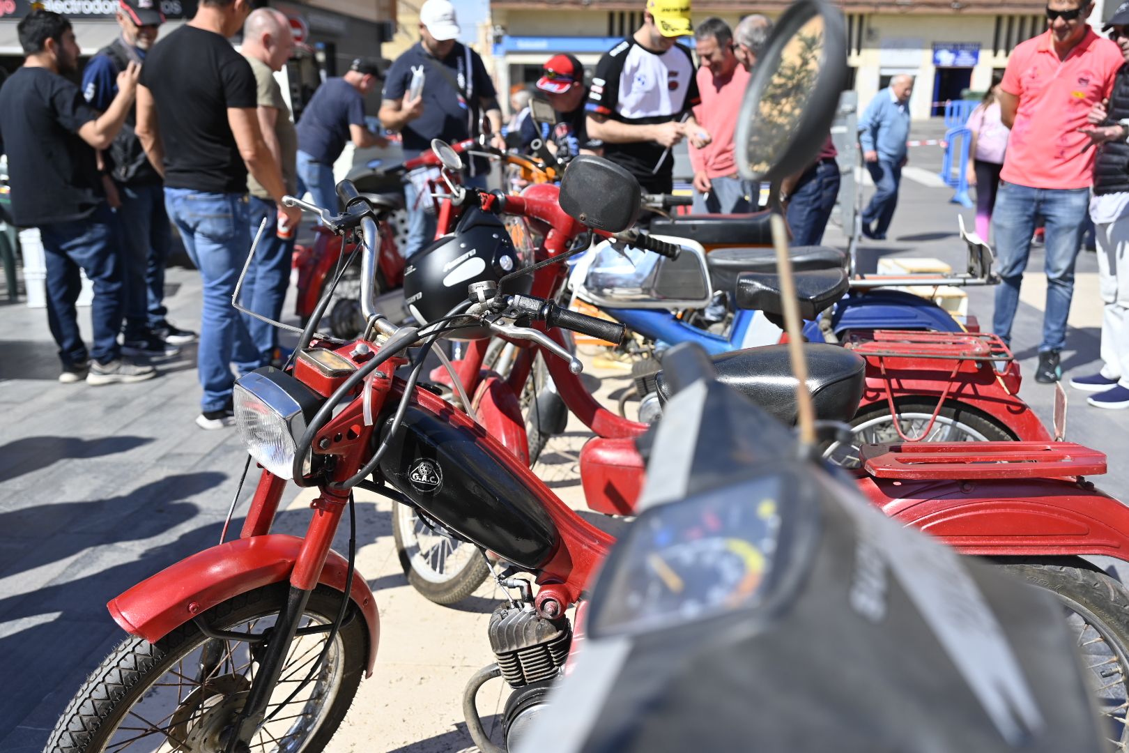 Galería de imágenes: Motos clásicas y vespas 'invaden' Almassora