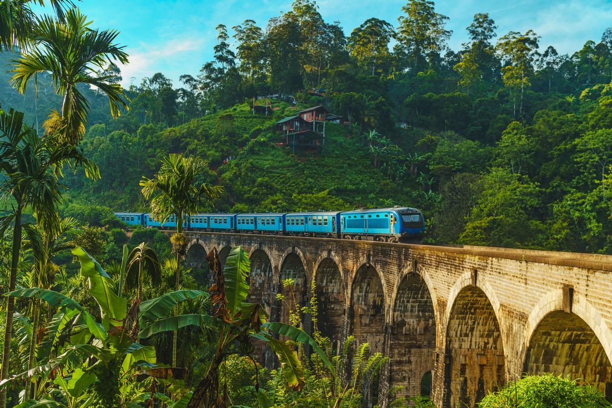 Tren pasando sobre los nueve arcos en Sri Lanka