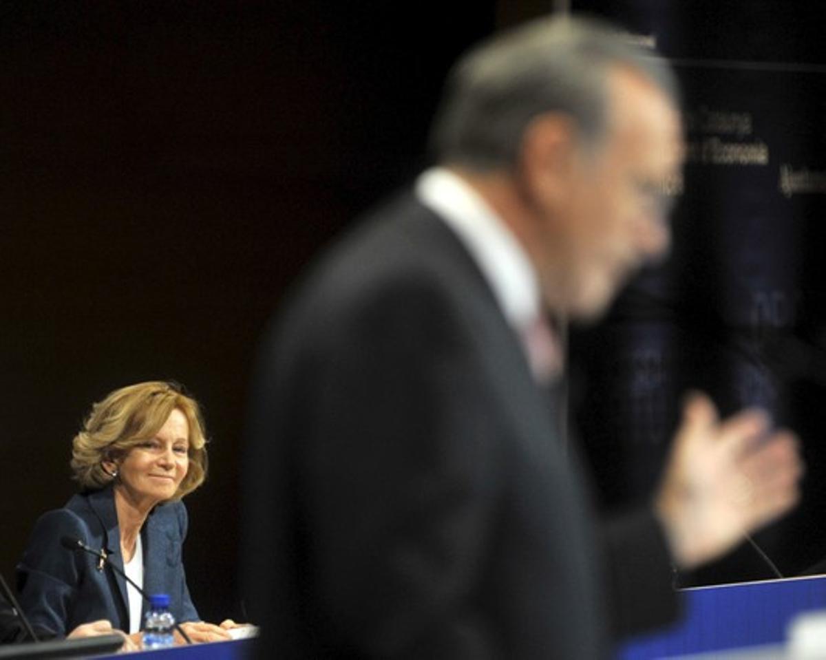 La vicepresidenta segona del Govern i ministra d’Economia, Elena Salgado, escolta la intervenció d’Isidre Fainé, president de La Caixa i la CEDE, avui a Girona. La vicepresidenta segona del Govern i ministra d’Economia, Elena Salgado, escolta la intervenció d’Isidre Fainé, president de La Caixa i la CEDE, avui a Girona.