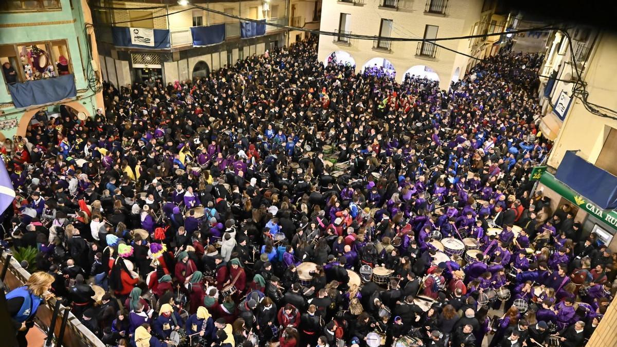 Vïdeo | Rompida de la Hora en la Puebla de Híjar durante la Tamborada Nacional 2026