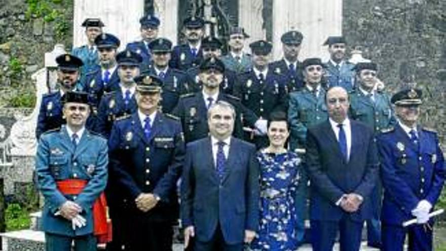 Condecorados 18 miembros de la Policía Nacional y la Guardia Civil
