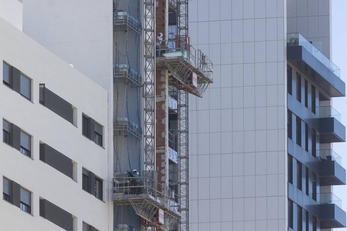 Albañiles en la construcción de un edificio residencial.