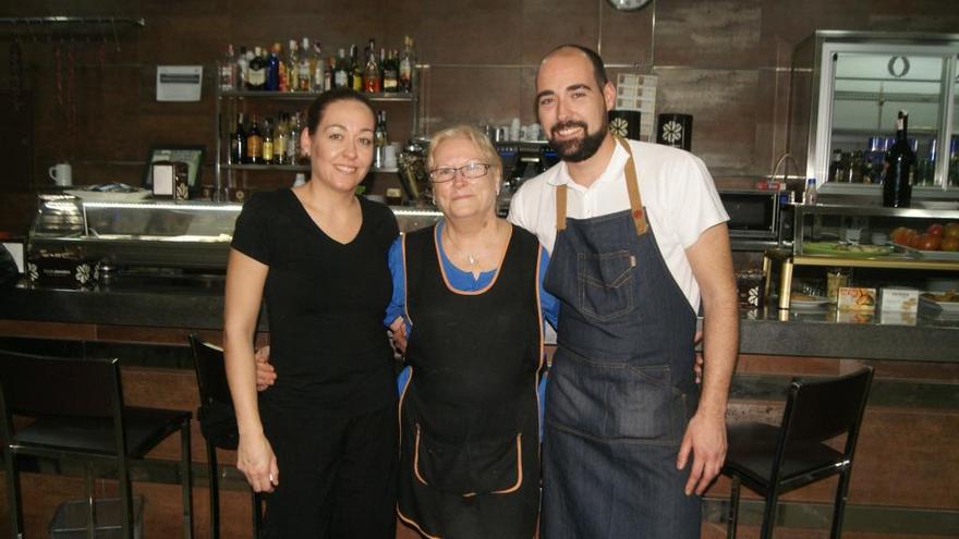 Isabel López Giménez (centro), junto a sus hijos Isabel y Luis.