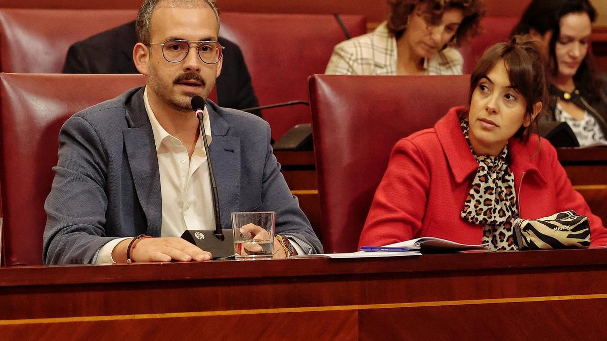Charín González, en el pleno del pasado viernes en el ayuntamiento, junto a Javier Rivero, de Infraestructuras.
