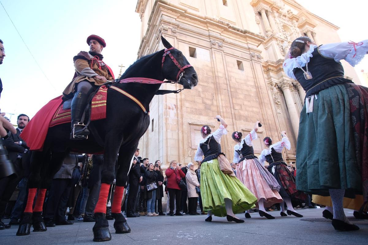 Un baile típico ha recibido a la Patrona de Elche a su salida de la basílica.