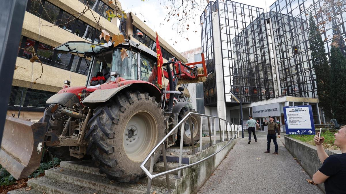Protesta de un tractor en el centro urbano de Montpellier