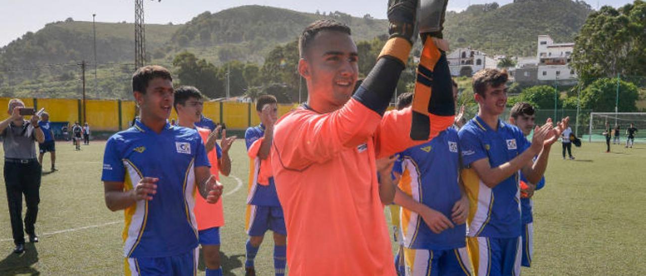 El meta Rubén Torres Ponce, con el combinado de Canarias de la categoría sub 16, junto a sus compañeros.