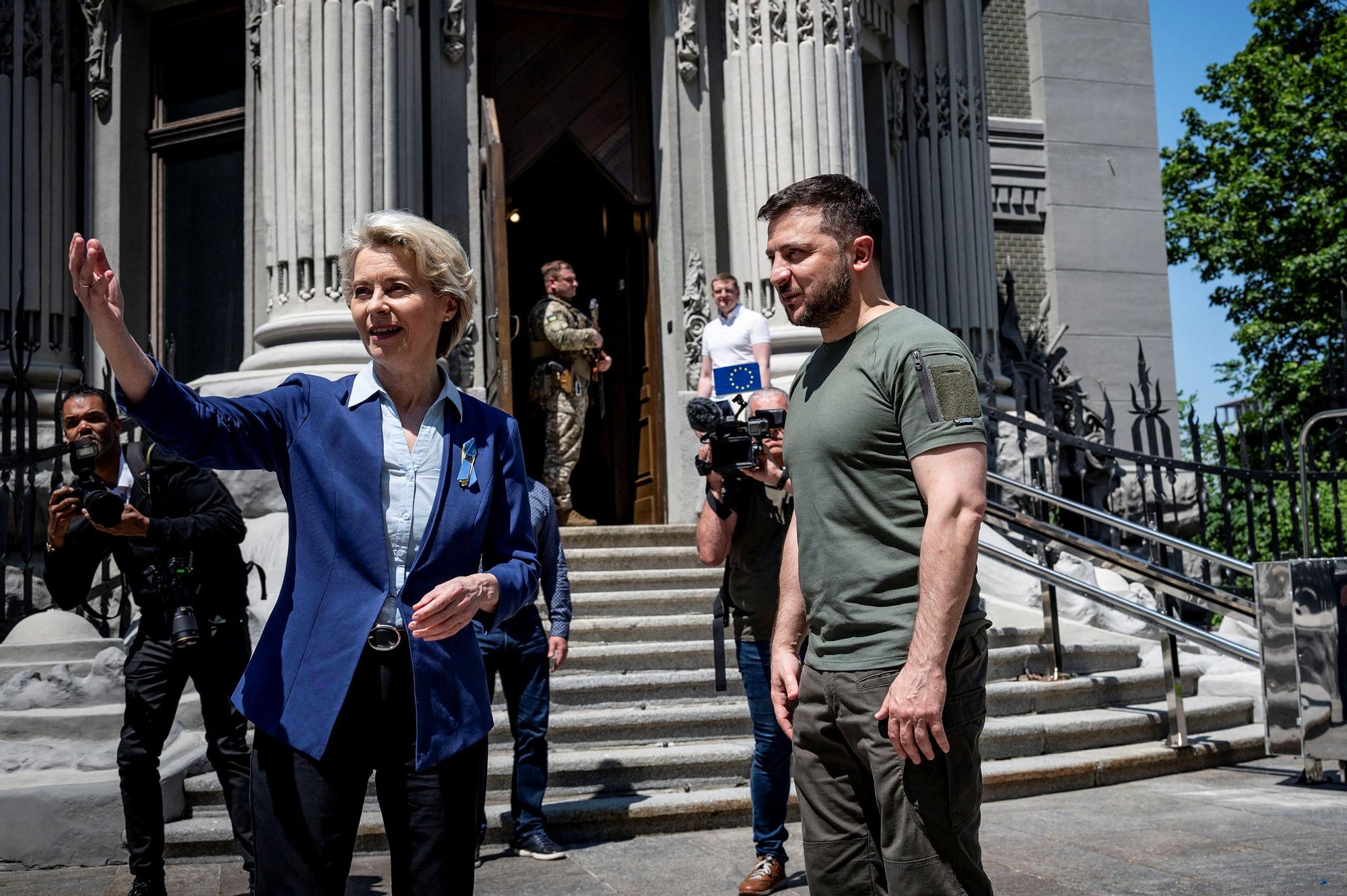 El presidente de Ucrania, Volodymyr Zelenskiy, da la bienvenida a la presidenta de la Comisión Europea, Ursula von der Leyen.