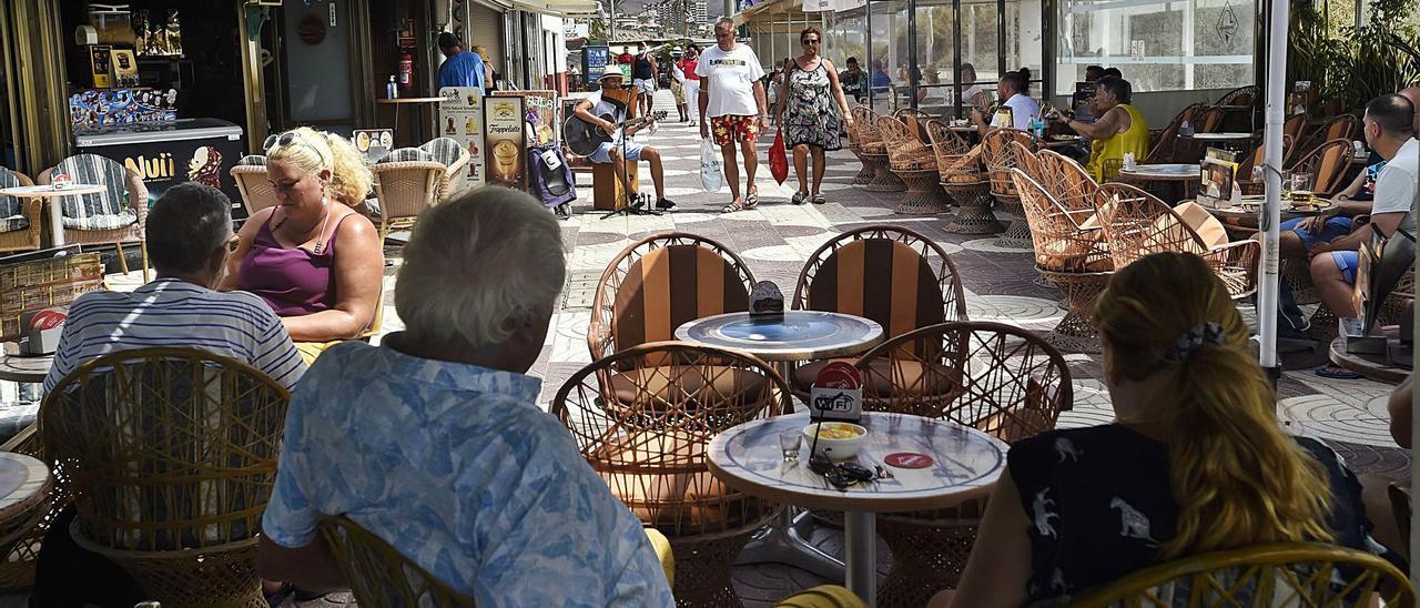 Una terraza llena en una zona turística de Playa del Inglés. | | ANDRÉS CRUZ