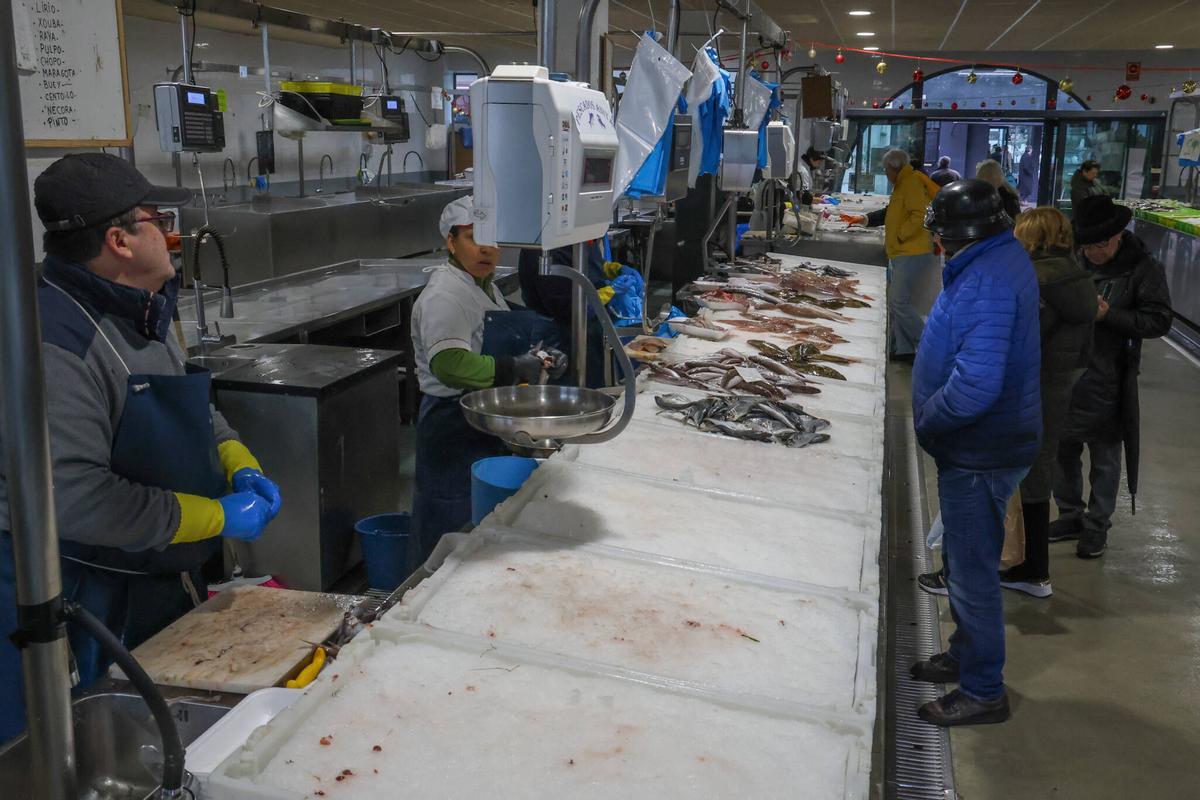 Puesto de pescado ayer en la plaza de abastos de Vilagarcía.