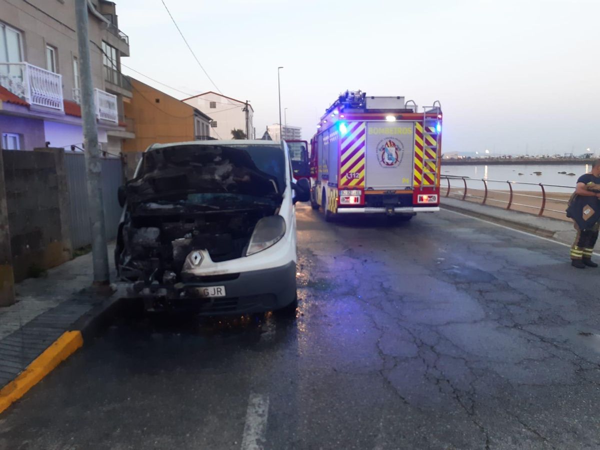 Estado en el que quedó la furgoneta afectada por las llamas en A Braña, Vilanova