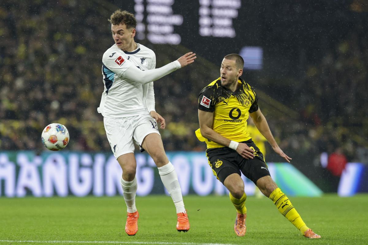 Fisnik Asllani en acción contra el Borussia Dortmund