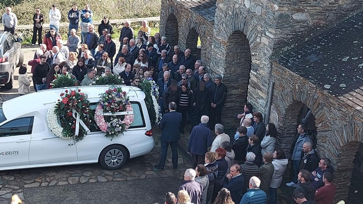 En imágenes: multitudinaria despedida al trabajador fallecido en un accidente laboral en Gondán