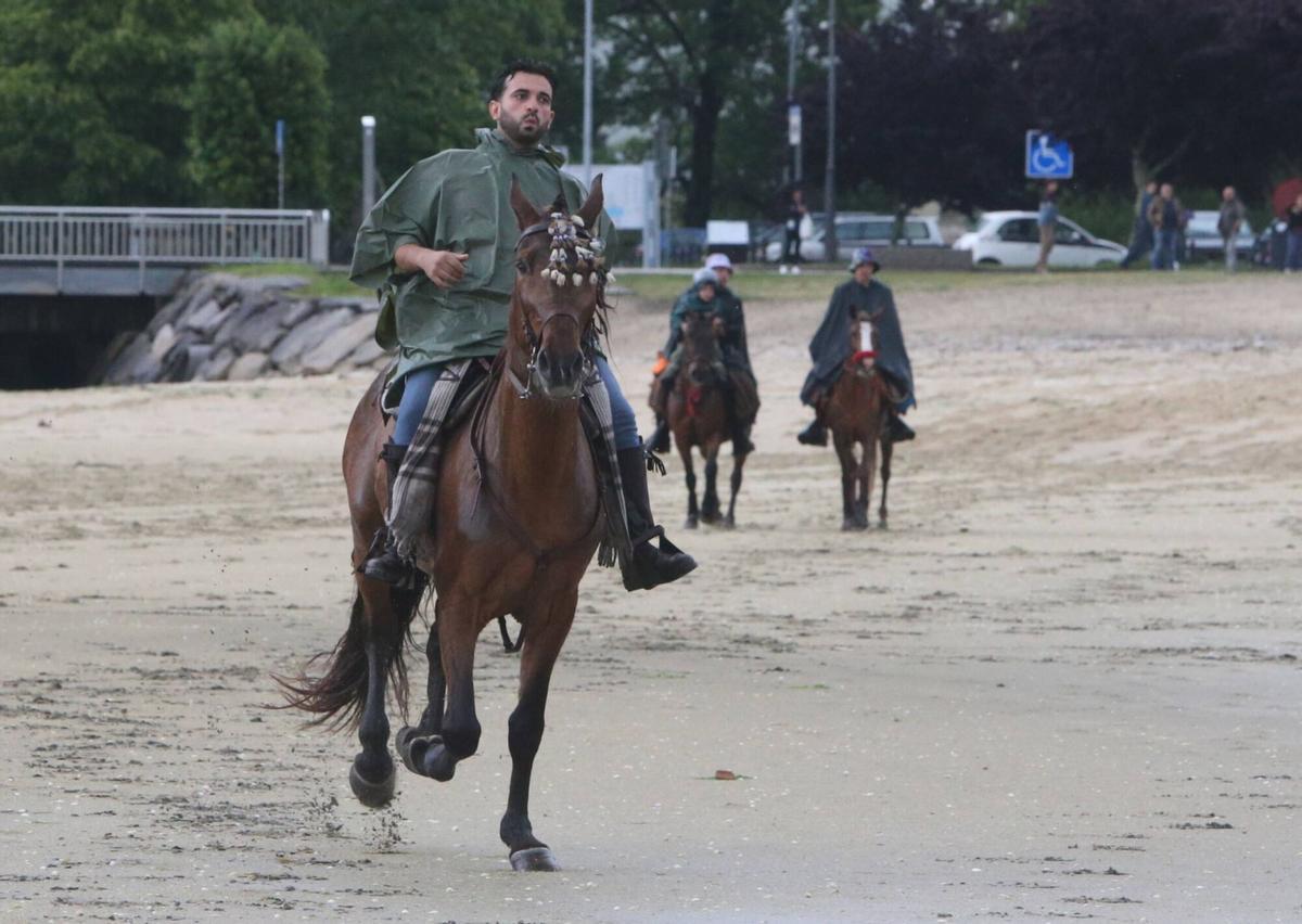 Alrededor de 70 jinetes procedentes de diferentes zonas de la comarca, de Vigo, Baiona y hasta de Pontecaldelas participaron en la XIII Xuntanza Cabalar