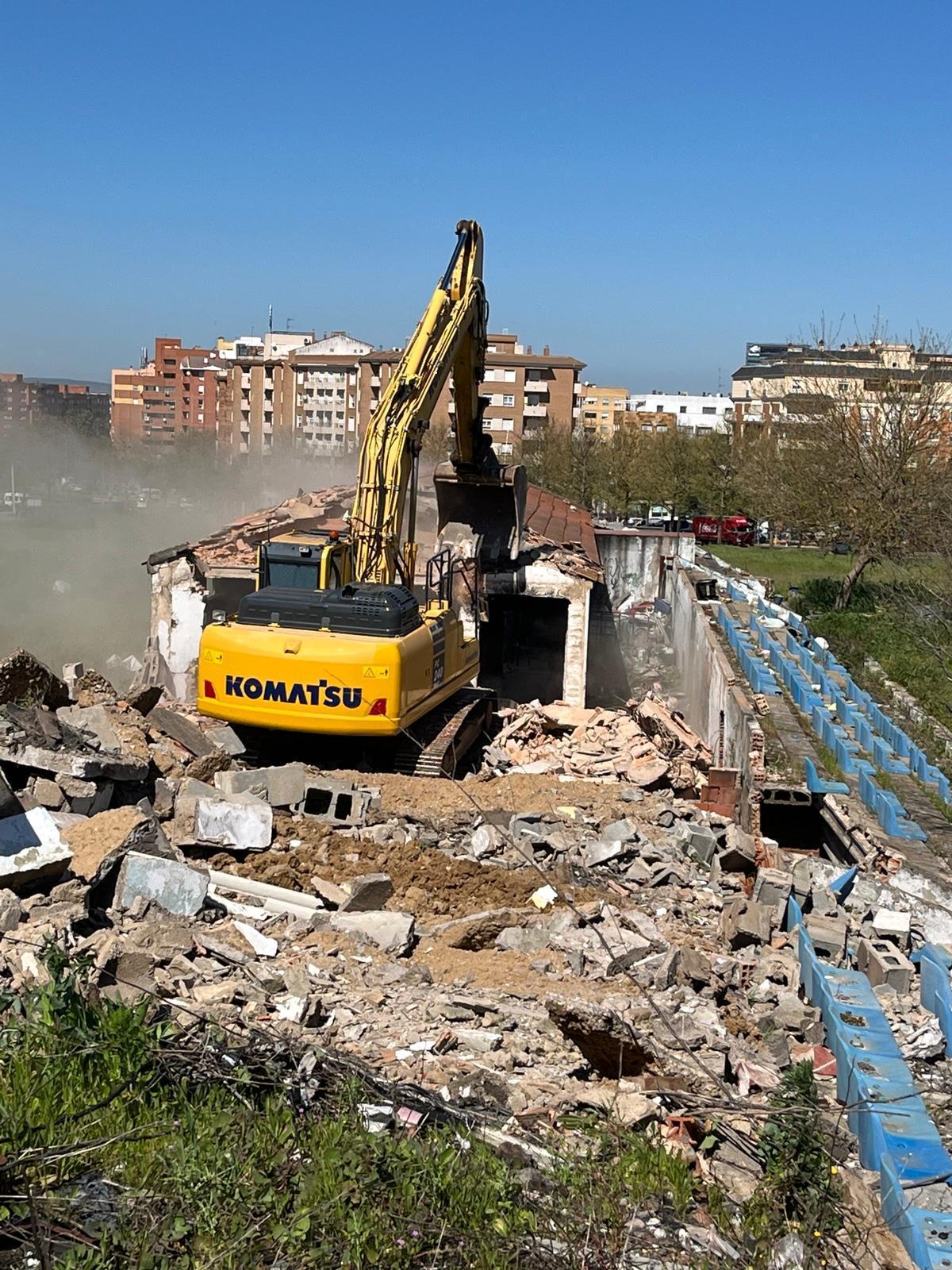 Demolición de los antiguos vestuarios del campo de fútbol.