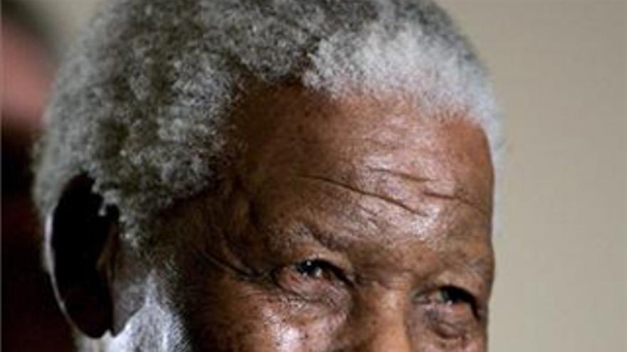 Nelson Mandela llega a Londres para el concierto por su 90 cumpleaños