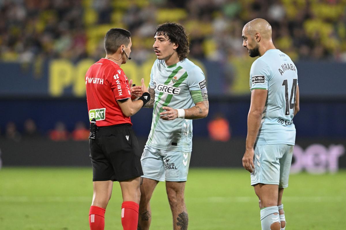 Héctor Bellerín habla con el árbitro del partido durante el encuentro correspondiente a la novena jornada de LaLiga EA Sports que disputan hoy sábado Villarreal y Betis en el estadio de La Cerámica