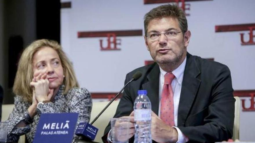 Consuelo Madrigal y Rafael Catalá durante la clausura del congreso de fiscales.