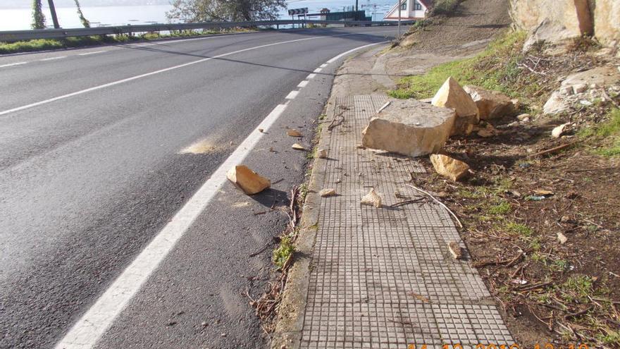 Las últimas caídas de piedras en la carretera general.