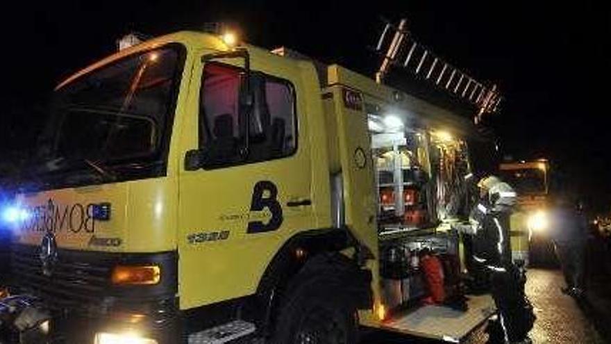 Los bomberos, en el lugar del incendio.