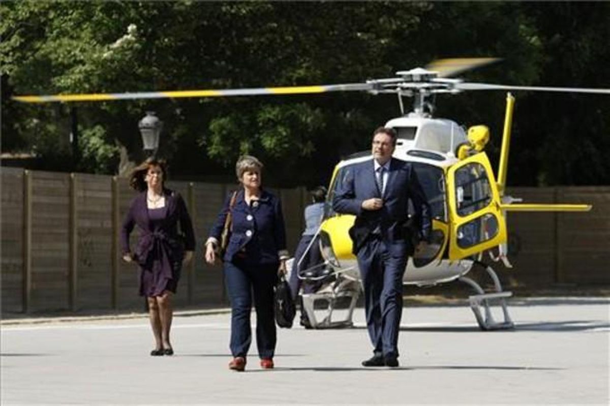 Després d’un viatge en helicòpter, els consellers Irene Rigau, Anna Simó i Josep Lluís Cleries arriben al Parlament.