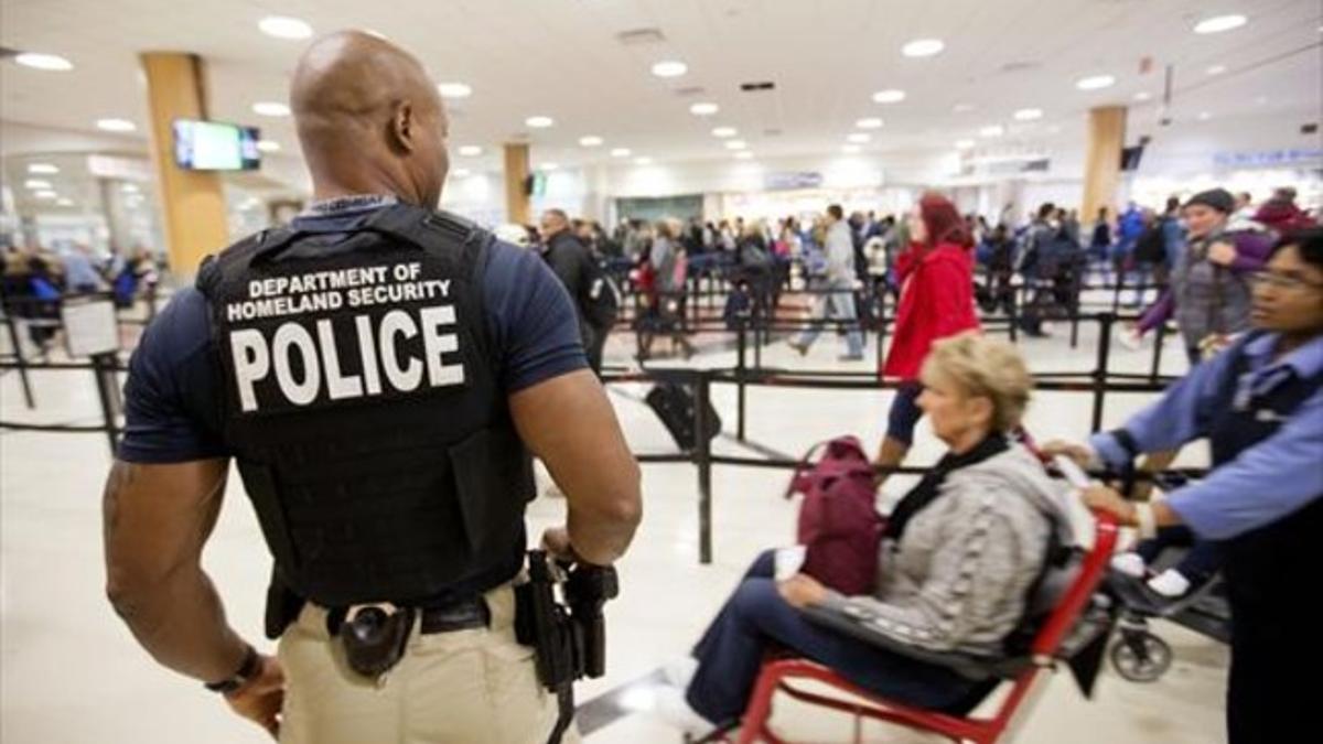 Un policía vigila un control de pasajeros en el aeropuerto de Atlanta, el miércoles 25 de noviembre.