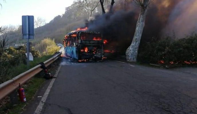 El incendio de una guagua hace peligrar el monte de Teror