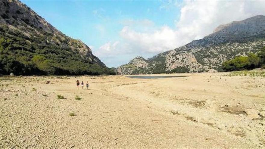 Ausflügler wandern dort, wo sonst das Wasser des Gorg Blau auf Mallorca steht.