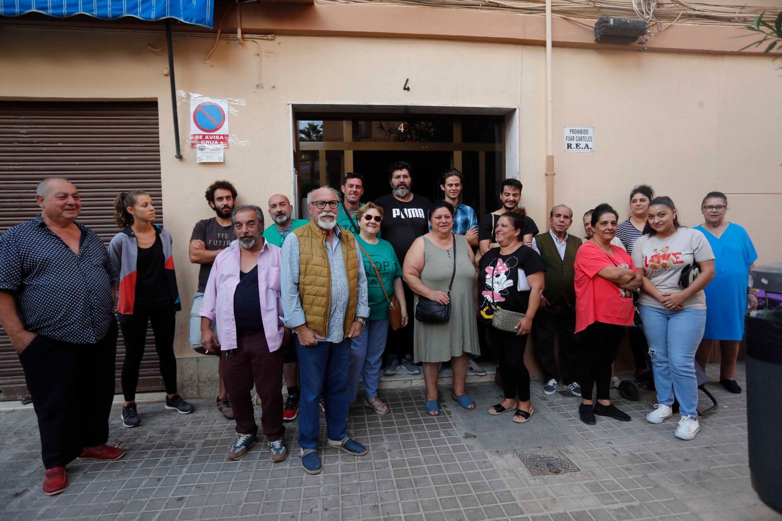 La presión vecinal logra paralizar un desahucio en València