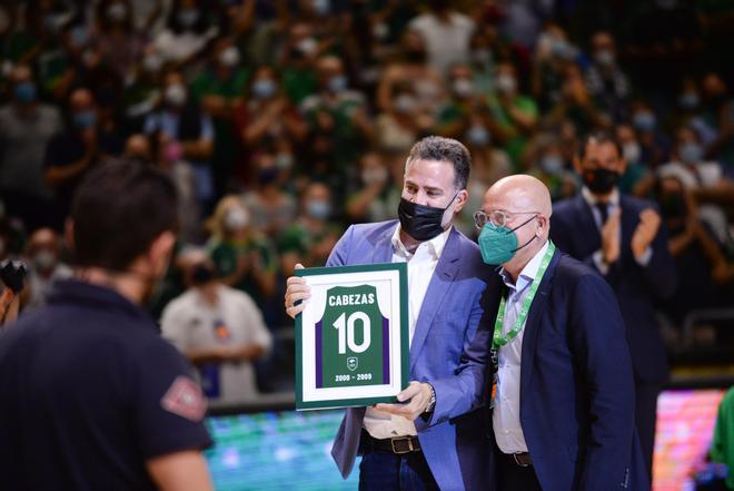 El Unicaja retira el '10' de Carlos Cabezas