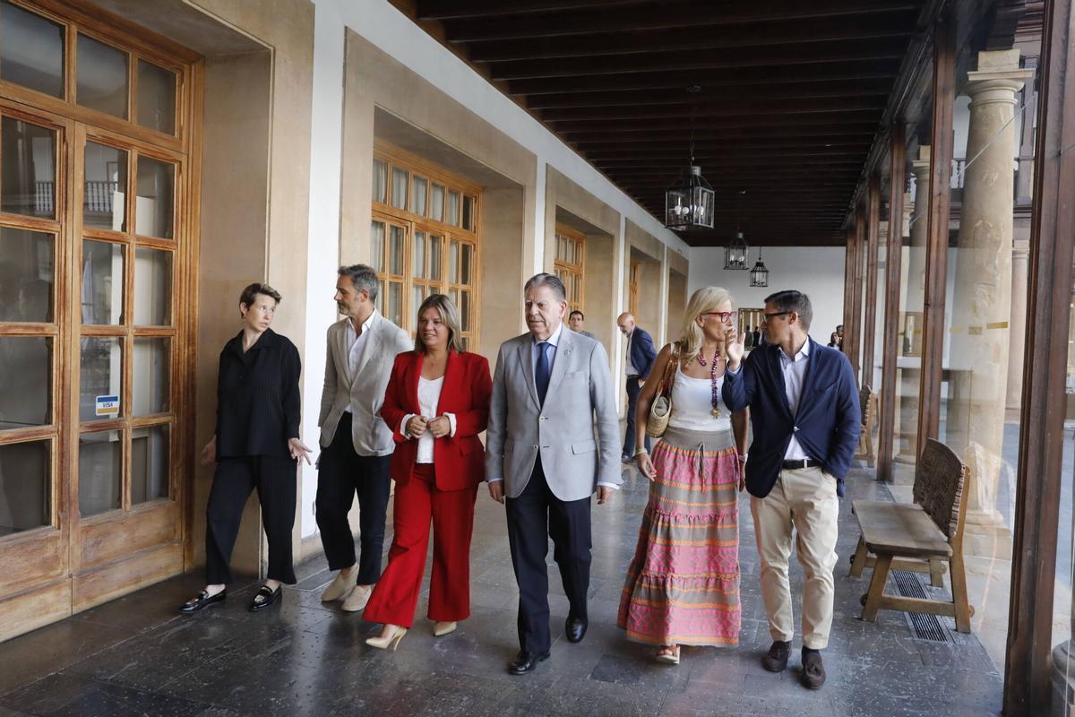 Oviedo. Hotel de la Reconquista. La vicepresidenta del Principado, Gimena Llamedo, visita las obras de rehabilitación del Hotel de La Reconquista. Asiste también la viceconsejera de Turismo, Lara Fernández y el alcalde de Oviedo, Alfredo Canteli.