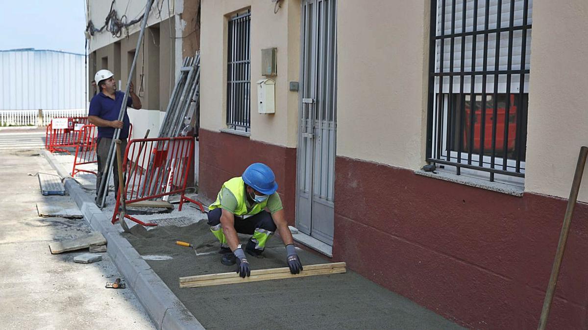 Los trabajadores, ayer a la mañana, en la Primeira Travesía Guixar.   | // RICARDO GROBAS