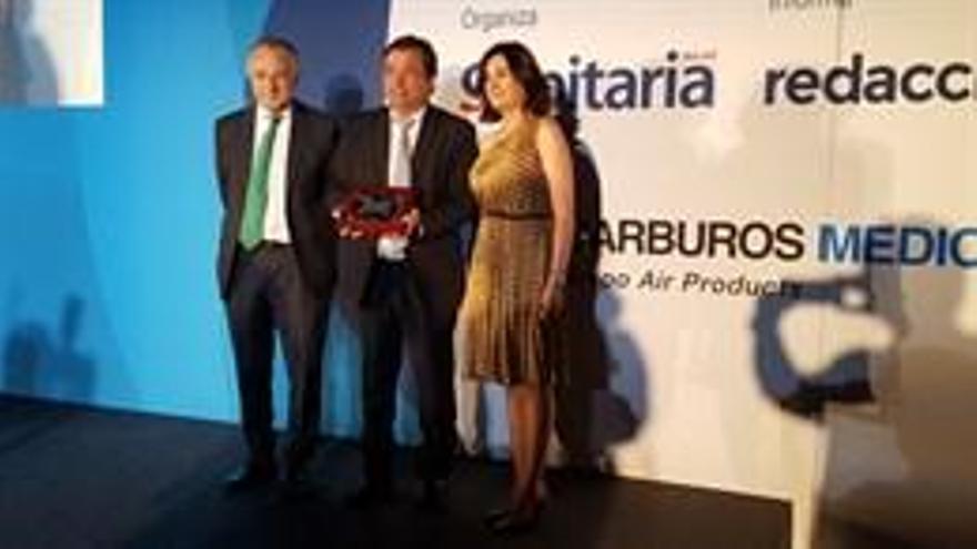 Vara recibe un galardón por su trayectoria profesional y política en la XVII Gala de la Sanidad Española
